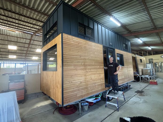 Arnaud Luissier finishes the layout of his latest Tiny House.