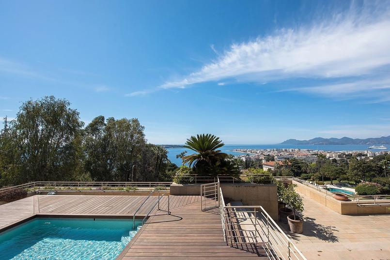 This apartment with a panoramic view of the bay of Cannes is worth almost 10 million