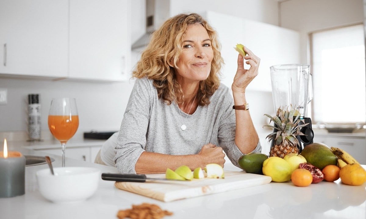 At 64, this woman looks 10 months younger thanks to this secret “I apply the 90/10 rule”